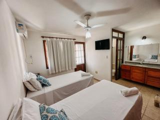 Casas com 2 suítes (ambas com ar split) e internet privativa 300MBPS, no Residencial Village do Bosque, condomínio com quiosques com churrasqueiras , piscina, sauna portaria 24hrs, a aproximadamente 200m da praia de Taperapuã Axé Moi - 3