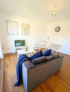 3-Bed, Sleeps 6, 1 Bath, Parking, WiFi - 8