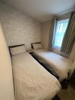 Bishy Barnabee, Waxham, nr Sea Palling, Dog friendly, Private path to the beach - 5