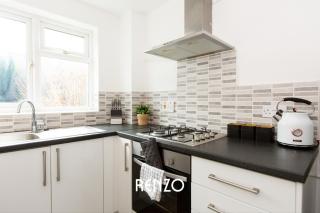 Inviting 3-bed Home in Nottingham by Renzo, Driveway, Smart TV with Netflix! - Nottingham - 1