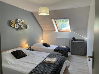 Maison L'Aiguille - 2 appartements, 5 chambres et table d'hôtes au pied de la montagne à la station de Laye - 1