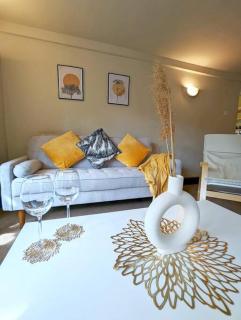 3-Bed, Sleeps 7, 1 Bath, Parking, WiFi - Shalford - 0