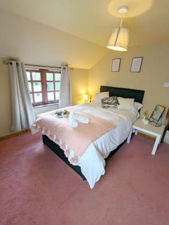3-Bed, Sleeps 7, 1 Bath, Parking, WiFi - Shalford - 8