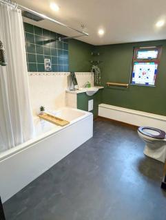 3-Bed, Sleeps 7, 1 Bath, Parking, WiFi - Shalford - 7