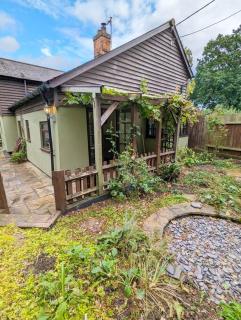 3-Bed, Sleeps 6, 1 Bath, Parking, WiFi - 6