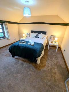 3-Bed, Sleeps 7, 1 Bath, Parking, WiFi - Shalford - 5