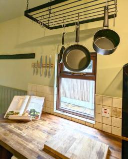 3-Bed, Sleeps 6, 1 Bath, Parking, WiFi - 3