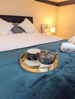 3-Bed, Sleeps 7, 1 Bath, Parking, WiFi - Shalford - 1