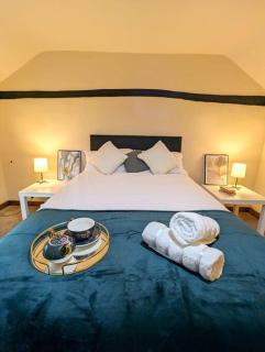 3-Bed, Sleeps 7, 1 Bath, Parking, WiFi - Shalford - 0
