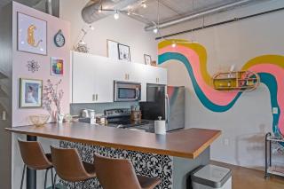 Fun & Eccentric + Uptown + Getaway + King Studio - 9