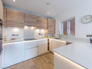 1 bed Albury Contemporary Apartment with Secure Parking - Pass the Keys - 8