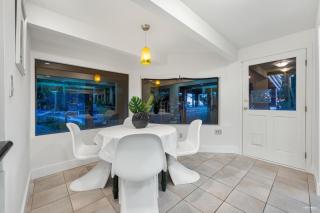 Private Bedroom, Bathroom, Shared Outdoor Pool, Hot Tub - North Vancouver - 1