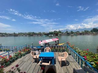 MOSSESS Group Of HouseBoats - Srinagar - 0