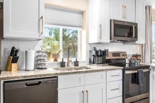 Spacious 1BR Upper Flat in the Heart of Roseville - 6