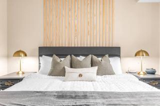 Spacious 1BR Upper Flat in the Heart of Roseville - 3