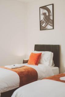 COSY 5bed 2bthrm Well Equipped House in Coventry City near Amenties makes great DIGS, WI-FI, ON STREET PARKING, SMART TVS IN ROOMS, COOP SHOP HS2 CCS PROJECT - 5