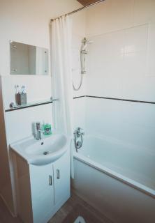 5bed 2bthrm Well Equipped House in Coventry City near Amenties makes great DIGS, WI-FI, ON STREET PARKING, SMART TVS IN BEDROOMS - 1