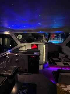YACHT "X" - 44 FOOT MODERN YACHT ON 5 STAR OCEAN VILLAGE MARINA - minutes away from city centre and cruise terminals, Free parking ,SPA package available! - 7