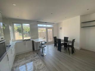 Spacious 3BR Home Family & Contractor Friendly - Thornton Heath - 8