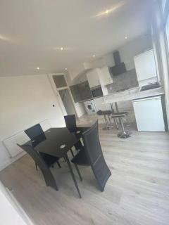 Spacious 3BR Home Family & Contractor Friendly - Thornton Heath - 6
