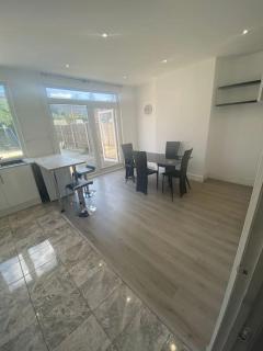 Spacious 3BR Home Family & Contractor Friendly - Thornton Heath - 4