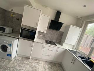 Spacious 3BR Home Family & Contractor Friendly - Thornton Heath - 2