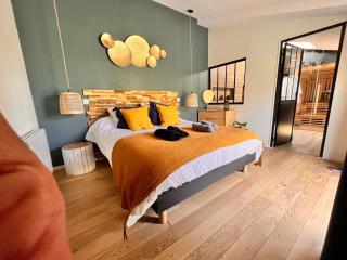 SAUNA, BALNEO, TERRASSE, PARKING, Le tout totalement privé dans maison indépendante à la décoration soignée, ensoleillé et sans vis à vis, Prise VE, Calme et discrétion Garantis, Idéalement situé pour visiter la région, Animaux bienvenues - - 4