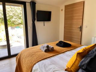 SAUNA, BALNEO, TERRASSE, PARKING, Le tout totalement privé dans maison indépendante à la décoration soignée, ensoleillé et sans vis à vis, Prise VE, Calme et discrétion Garantis, Idéalement situé pour visiter la région, Animaux bienvenues - 3