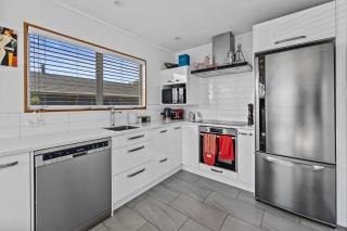 Coastal Oasis - Papamoa Beach Holiday Home - Papamoa - 1