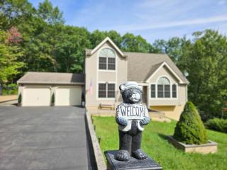 Luxury getaway in woods, Jacuzzi, Hot Tub, Pool - Bushkill - 4