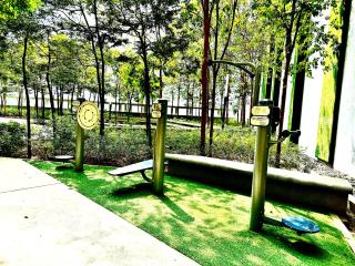 Infinity pool KL Tower View Bukit Bintang Netflix at Robertson - 4