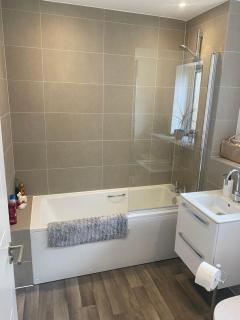 Very Large Double Room with Corner Sofa, Sky TV, Netflix etc, Fridge and Microwave - Newhaven - 1