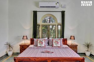 StayVista's Jungle Retreat - Garden-View Villa with Plunge Pool, Terrace & Outdoor Fireplace - Bāli - 2