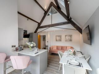 Pass the Keys 1 bed 40D Dahlia Contemporary town centre apartment - Shrewsbury - 7