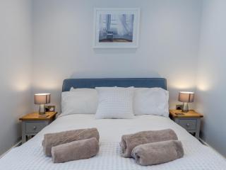 Pass the Keys 1 bed 40D Dahlia Contemporary town centre apartment - Shrewsbury - 2
