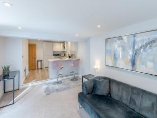 Pass the Keys Bouvardia Modern town centre apartment - Shrewsbury - 6