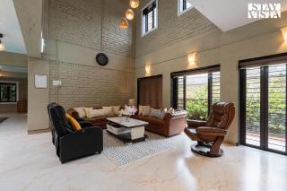 Otonia by StayVista with Indoor swimming pool, Modern interiors & a mix of indoor & outdoor games - Panchgani - 8