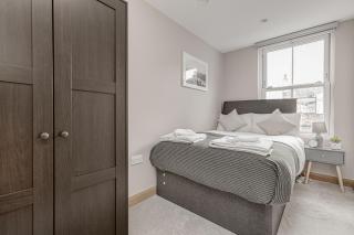 Contemporary 2 BR apt, town centre by tent serviced apartments - Chertsey - 6