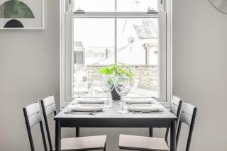 Contemporary 2 BR apt, town centre by tent serviced apartments - Chertsey - 3