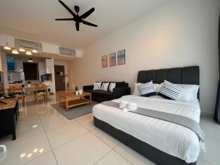 Luxury & Glamorous Suite#Georgetown#InfinityPool#2 BR, Living Room with Double Bed - George Town - 6