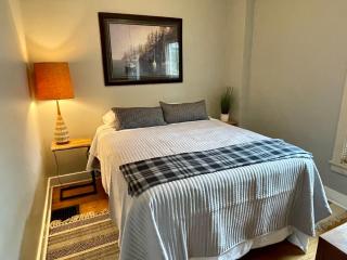 Comfy Crib - Lovely One Bedroom Village Apartment with Free On Site Parking - - 7