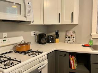 Comfy Crib - Lovely One Bedroom Village Apartment with Free On Site Parking - - 8