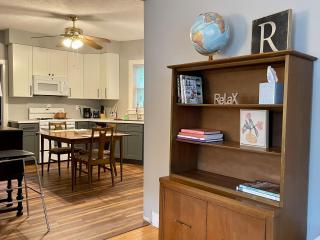 Comfy Crib - Lovely One Bedroom Village Apartment with Free On Site Parking - - 0