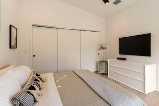 Stunning Modern Home in Hip Enclave near DT - 8