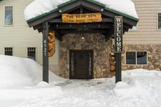 The Bear Den Lux Lodge 9BR 8BATH 32 Guests, Hot Tub, Near YNP, Views Galore - Rea - 3