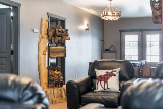 The Bear Den Lux Lodge 9BR 8BATH 32 Guests, Hot Tub, Near YNP, Views Galore - Rea - 4