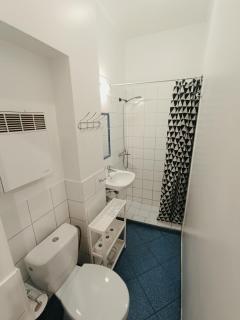 City center Two room Apartment with fireplace- quiet location- up to FIVE Guests - SELF CHECK-IN- FREE parking - 2