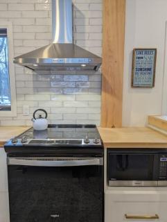 Stunning lakefront 4 season cottage in PEC - 4