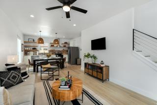 Luxury Escape at The Noir: 3BR, Hot Tub, & Steps from Main St! - Fredericksburg - 7