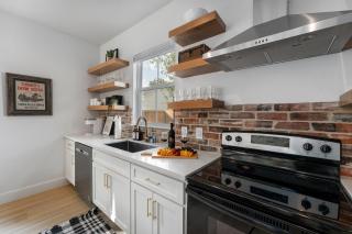 Luxury Escape at The Noir: 3BR, Hot Tub, & Steps from Main St! - Fredericksburg - 2